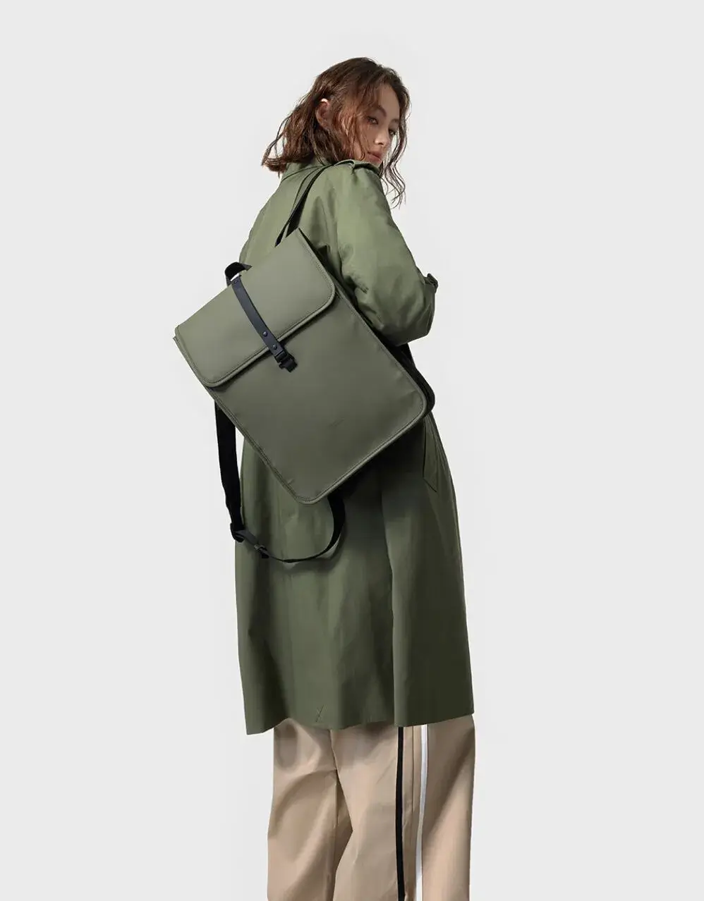 Mochila impermeable portátil 13" GASTON LUGA Däsh Olive - Imagen 4