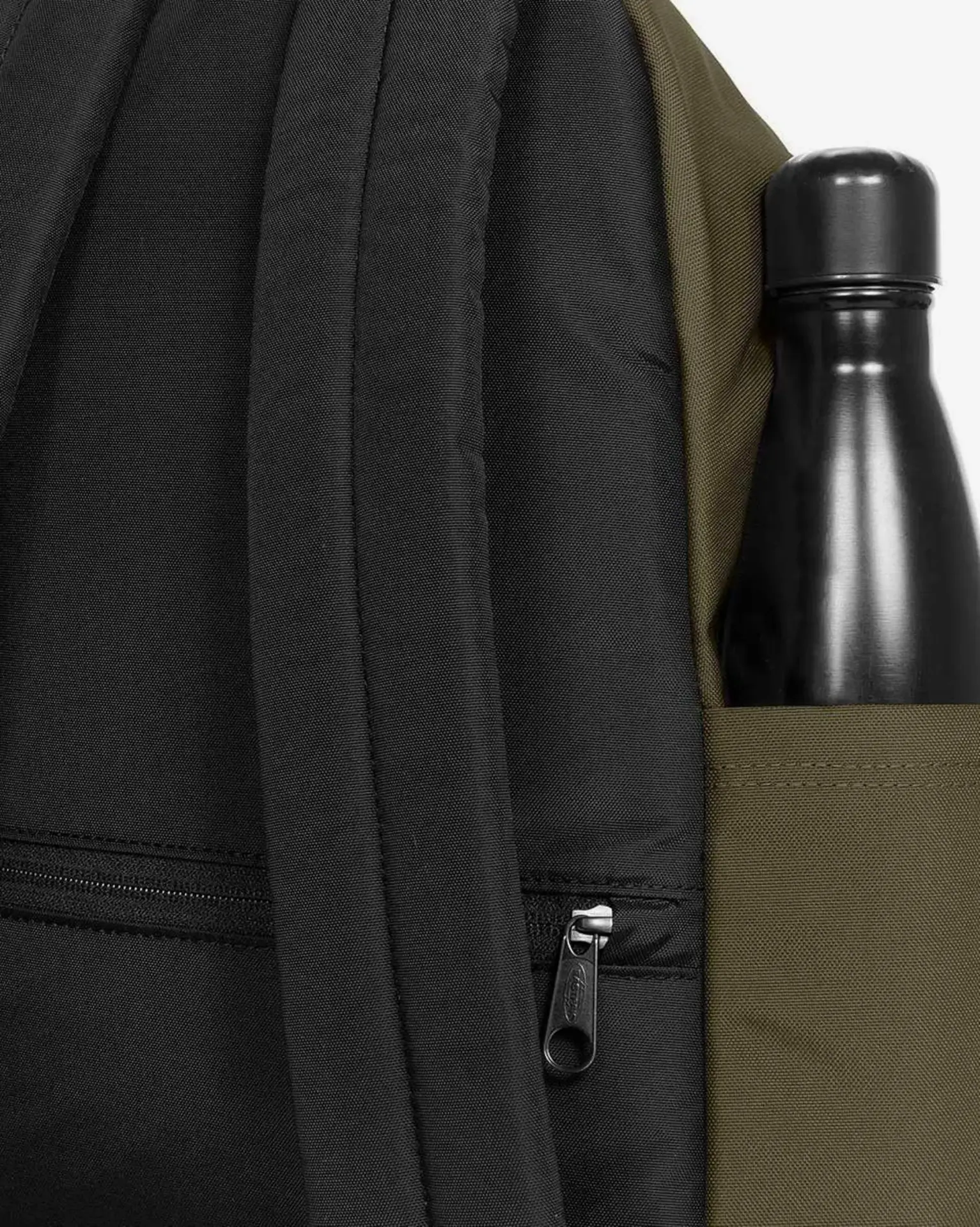 Mochila porta ordenador 14" EASTPAK Day Pak'r B0I Dark Kaki - Imagen 3